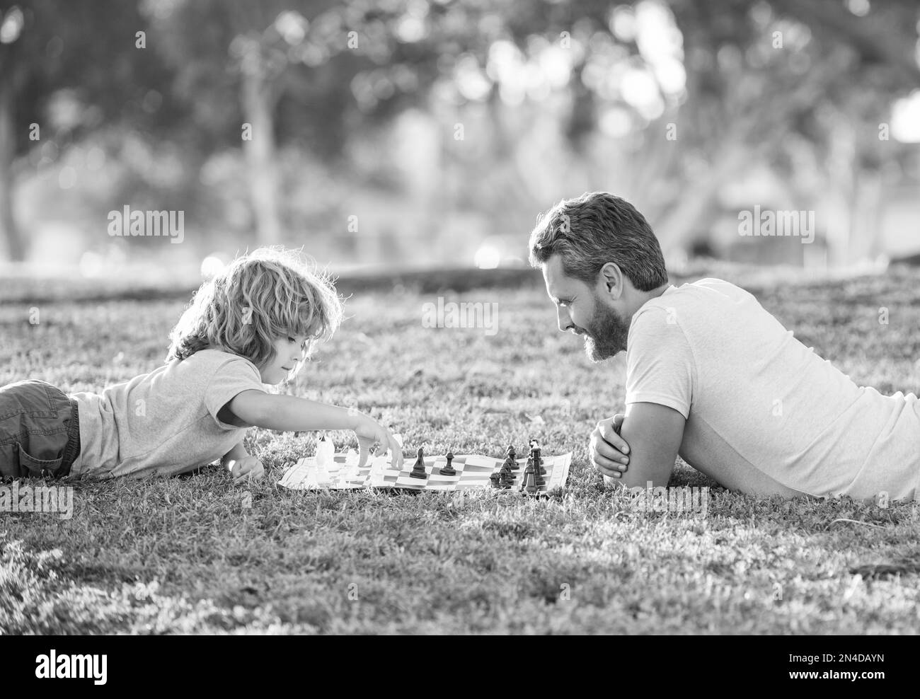 stratégique et tactique. tutelle. jeu logique de papa et d'enfant. père et fils jouant aux échecs Banque D'Images