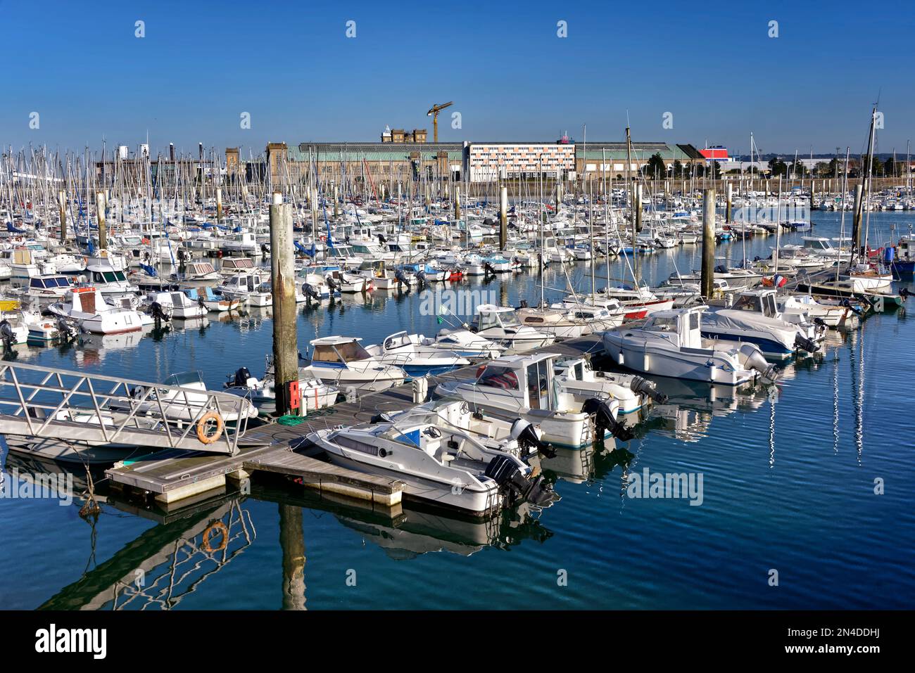 Port de Cherbourg-Octoville, commune de la presqu'île du Cotentin dans le département de la Manche en Basse-Normandie dans le nord-ouest de la France Banque D'Images