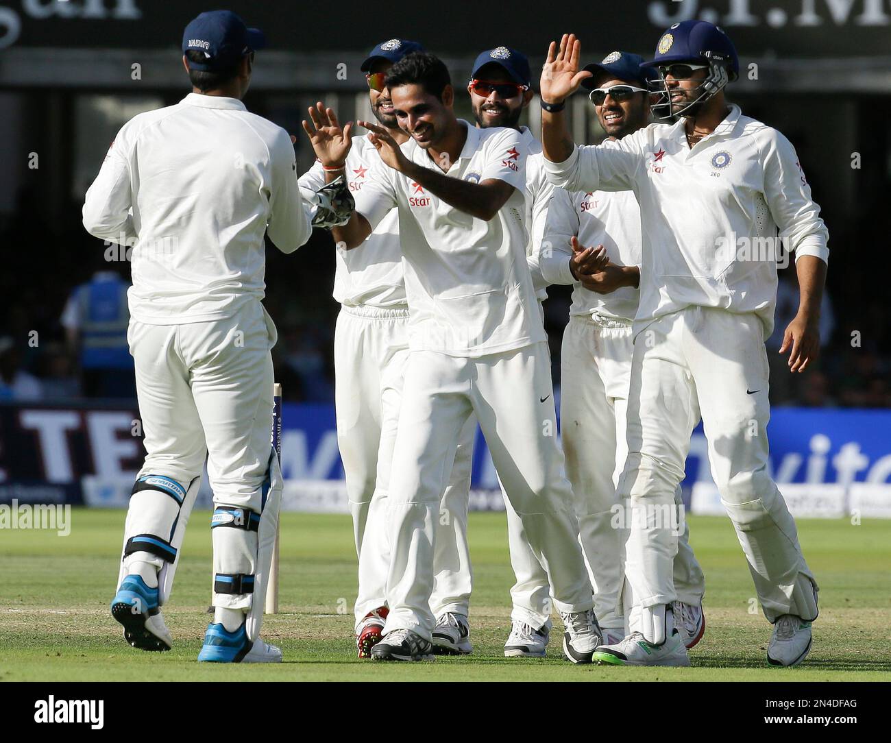 India's Bhuvneshwar Kumar centre, celebrates with teammates, the wicket of England's Gary Ballance during the second day of the second test match between England and India at Lord's cricket ground in London, Friday, July 18, 2014. (AP Photo/Kirsty Wigglesworth) Banque D'Images