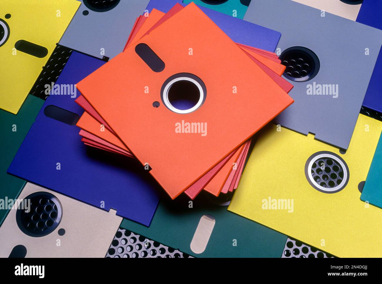 Historique 1989 PILE DE 5,25 POUCE FLOPPY MULTICOLORES DES DISQUES D'ORDINATEUR SUR LA SURFACE MÉTALLIQUE NOIR IBM (©1973) Banque D'Images