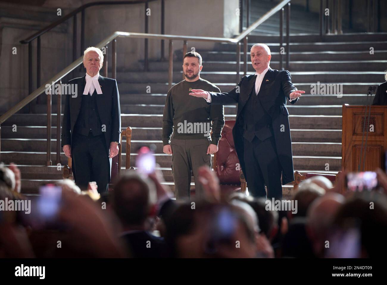 Londres, Royaume-Uni. 08th févr. 2023. Le président ukrainien Volodymyr Zelenskyy, au centre, est aux côtés du président de la Chambre des communes, Sir Lindsay Hoyle, à droite, et de Lord John McFall, À gauche, suite à une allocution devant les députés de Westminster Hall, 8 février 2023, à Londres, au Royaume-Uni. Crédit: Pool photo/Bureau de presse présidentiel ukrainien/Alamy Live News Banque D'Images