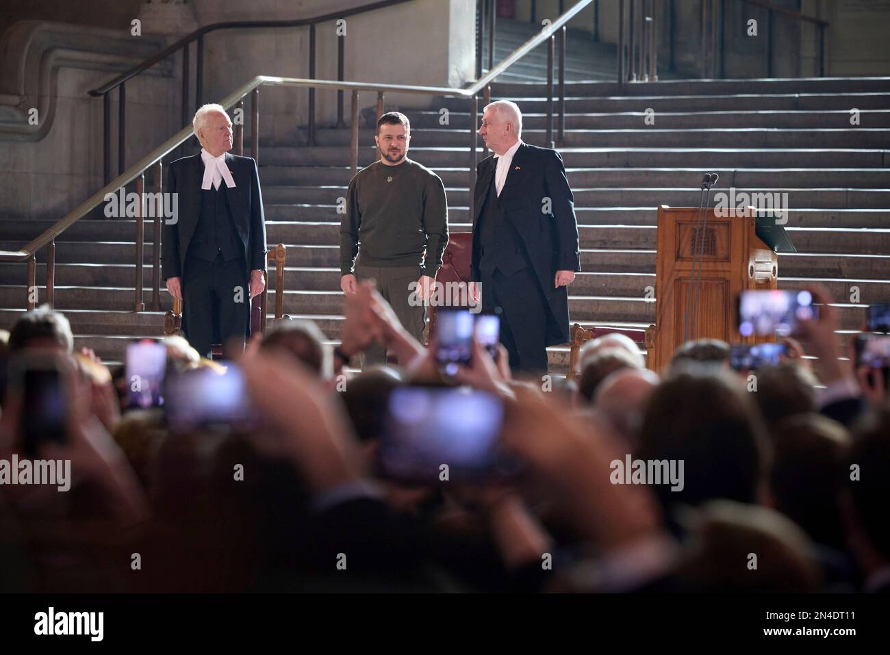 Londres, Royaume-Uni. 08th févr. 2023. Le président ukrainien Volodymyr Zelenskyy, au centre, est aux côtés du président de la Chambre des communes, Sir Lindsay Hoyle, à droite, et de Lord John McFall, À gauche, suite à une allocution devant les députés de Westminster Hall, 8 février 2023, à Londres, au Royaume-Uni. Crédit: Pool photo/Bureau de presse présidentiel ukrainien/Alamy Live News Banque D'Images