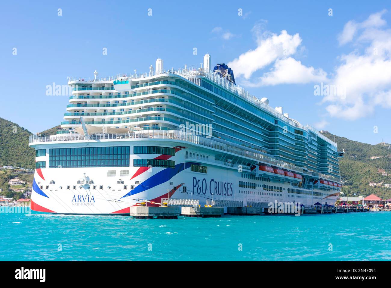 P&O Arvia bateau de croisière amarré dans le port, Road Town, Tortola, les îles Vierges britanniques (BVI), les Petites Antilles, les Caraïbes Banque D'Images