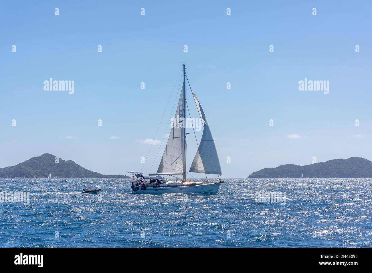 Petit yacht naviguant près de Virgin Gorda, les îles Vierges britanniques (BVI), les Petites Antilles, les Caraïbes Banque D'Images