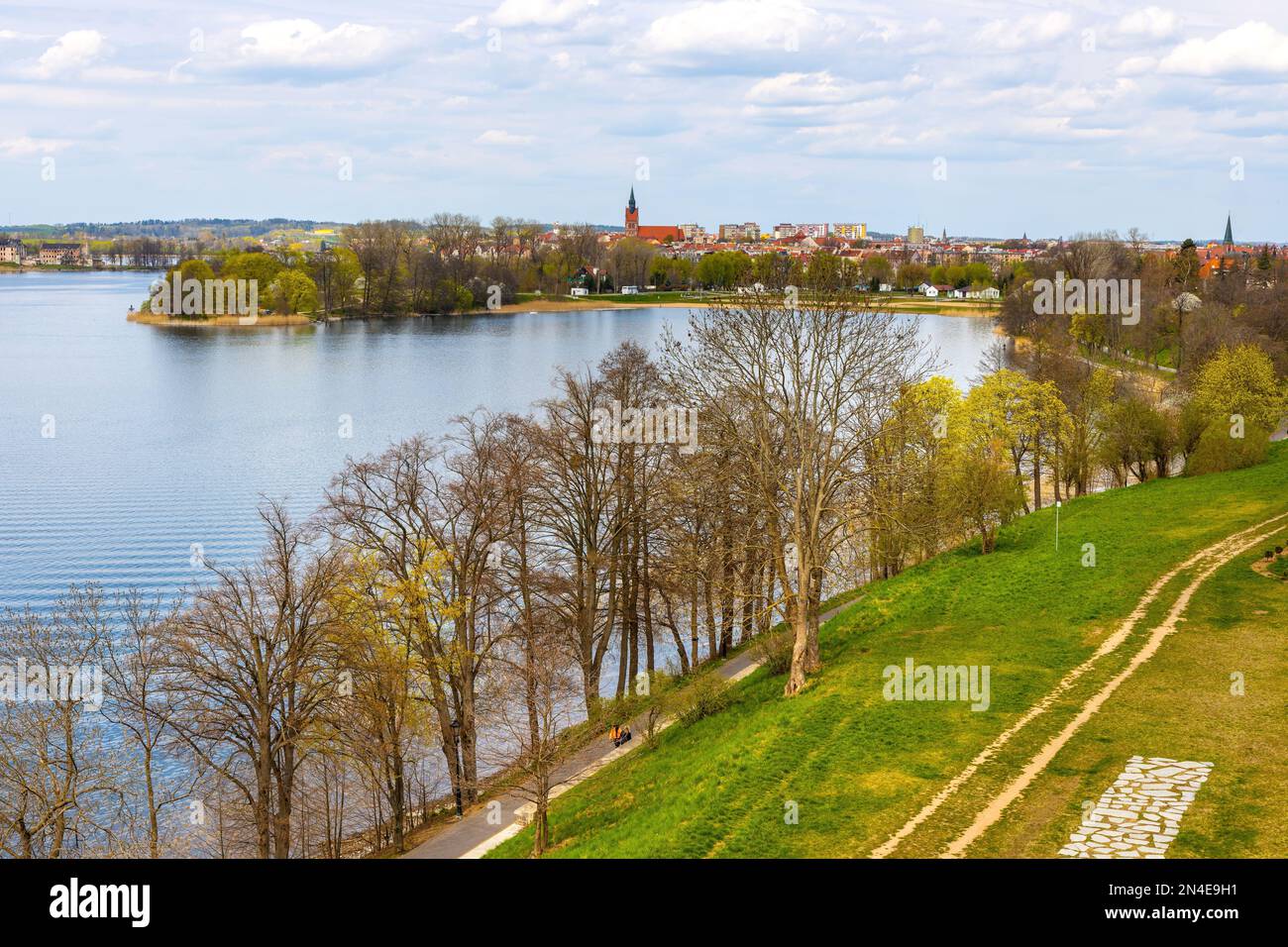 Elk, Pologne - 1 mai 2022: Vue aérienne panoramique du détroit du lac Jezioro Elckie avec la ville plage péninsule et les rives boisées dans la ville d'Elk à Masuria regi Banque D'Images