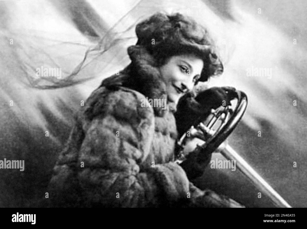 Dorothy Levitt. Portrait du pilote de course et journaliste britannique Dorothy Elizabeth Levitt (Elizabeth Levi; 1882-1922) , frontispice à la Femme et la voiture, 1907-09 Banque D'Images