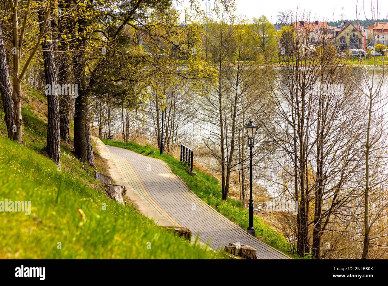 Elk, Pologne - 1 mai 2022 : promenade touristique le long du lac Jezioro Elckie rive boisée au printemps ville d'Elk de la région de Masuria en Pologne Banque D'Images