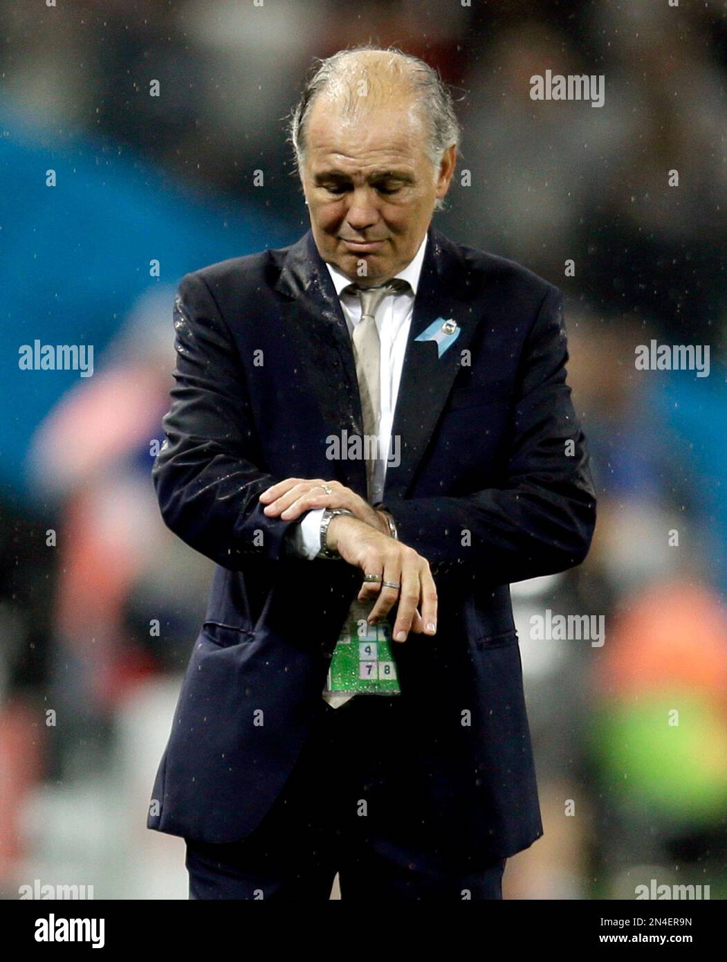 Argentina's head coach Alejandro Sabella checks his watch during the second half of the World Cup semifinal soccer match between the Netherlands and Argentina at the Itaquerao Stadium in Sao Paulo Brazil, Wednesday, July 9, 2014. (AP Photo/Natacha Pisarenko) Banque D'Images