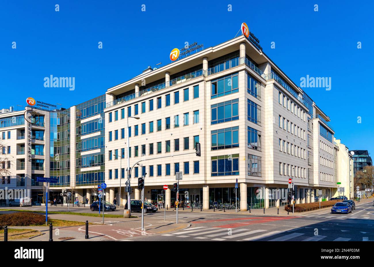 Varsovie, Pologne - 25 mars 2022 : complexe résidentiel et de bureau moderne à usage mixte, rue Topiel et Zajecza, dans le centre-ville de Srodmiescie Powisle distrait Banque D'Images
