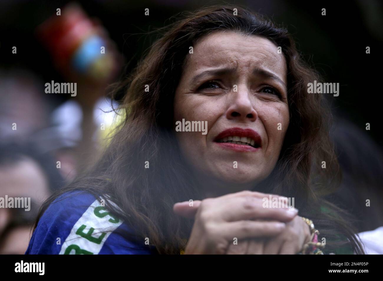 A Brazilian soccer fan cries as she watches her team get beat during a live telecast of the semi-finals World Cup soccer match between Brazil and Germany, in Belo Horizonte, Brazil, Tuesday, July 08, 2014. (AP Photo/Bruno Magalhaes) Banque D'Images