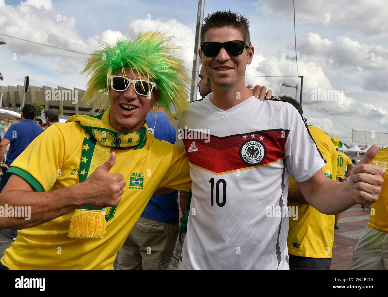 Brazilian and German fans celebrate together outside the stadium prior the World Cup semifinal soccer match between Brazil and Germany at the Mineirao Stadium in Belo Horizonte, Brazil, Tuesday, July 8, 2014. (AP Photo/Martin Meissner) Banque D'Images