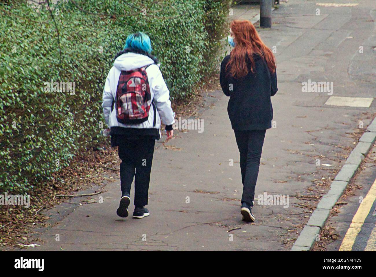 Deux jeunes filles écoliers marchant vers l'école Banque D'Images