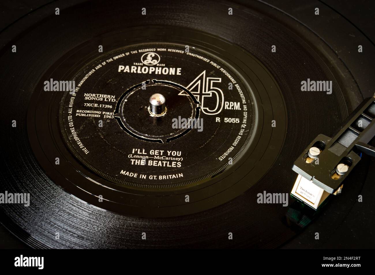 The Beatles chanter Je vais vous obtenir de Parlophone disques sur un SEUL DISQUE VINYLE DE 45rpm jouer sur un plateau tournant Banque D'Images