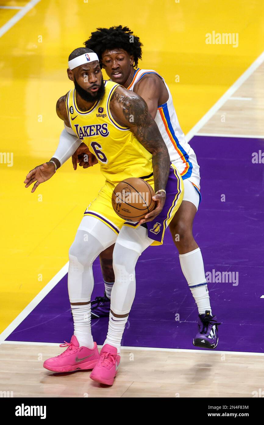 Los Angeles Lakers avant LeBron James (L) est défendu par le gardien de tonnerre d'Oklahoma City Jalen Williams (8) lors d'un match de basket-ball de la NBA.Résultats finaux ; Thunder 133:130 Lakers Banque D'Images