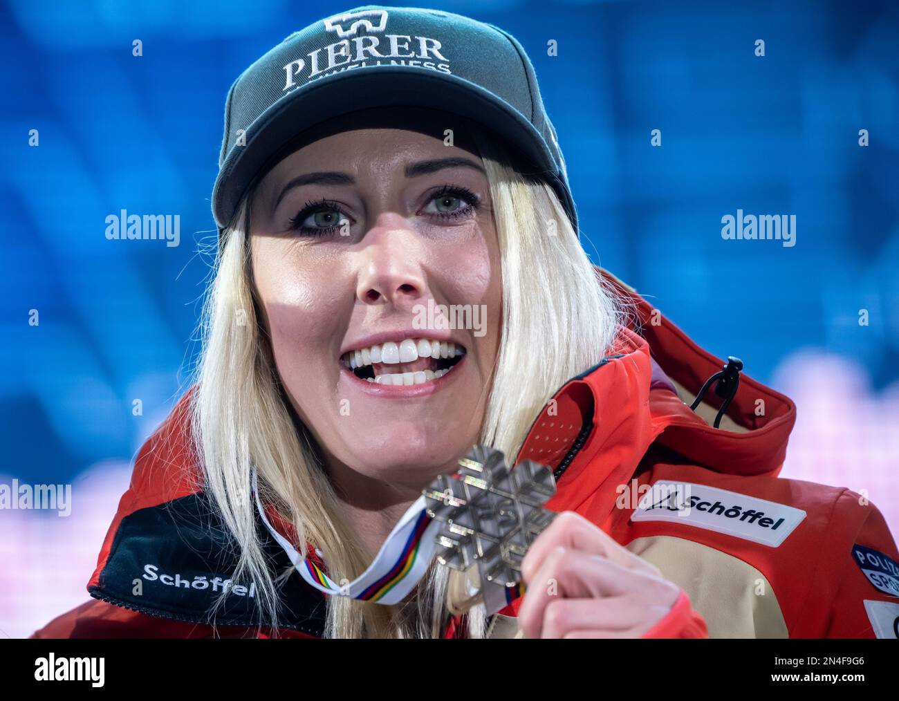 Courchevel, France. 08th févr. 2023. Ski alpin: Championnat du monde, Super G, femmes: Cornelia Huetter, Autriche, avec la médaille de bronze à la cérémonie de remise des prix. Les Championnats du monde de ski se tiennent à Courchevel et à Méribel dans les Alpes françaises. Credit: Michael Kappeller/dpa/Alay Live News Banque D'Images
