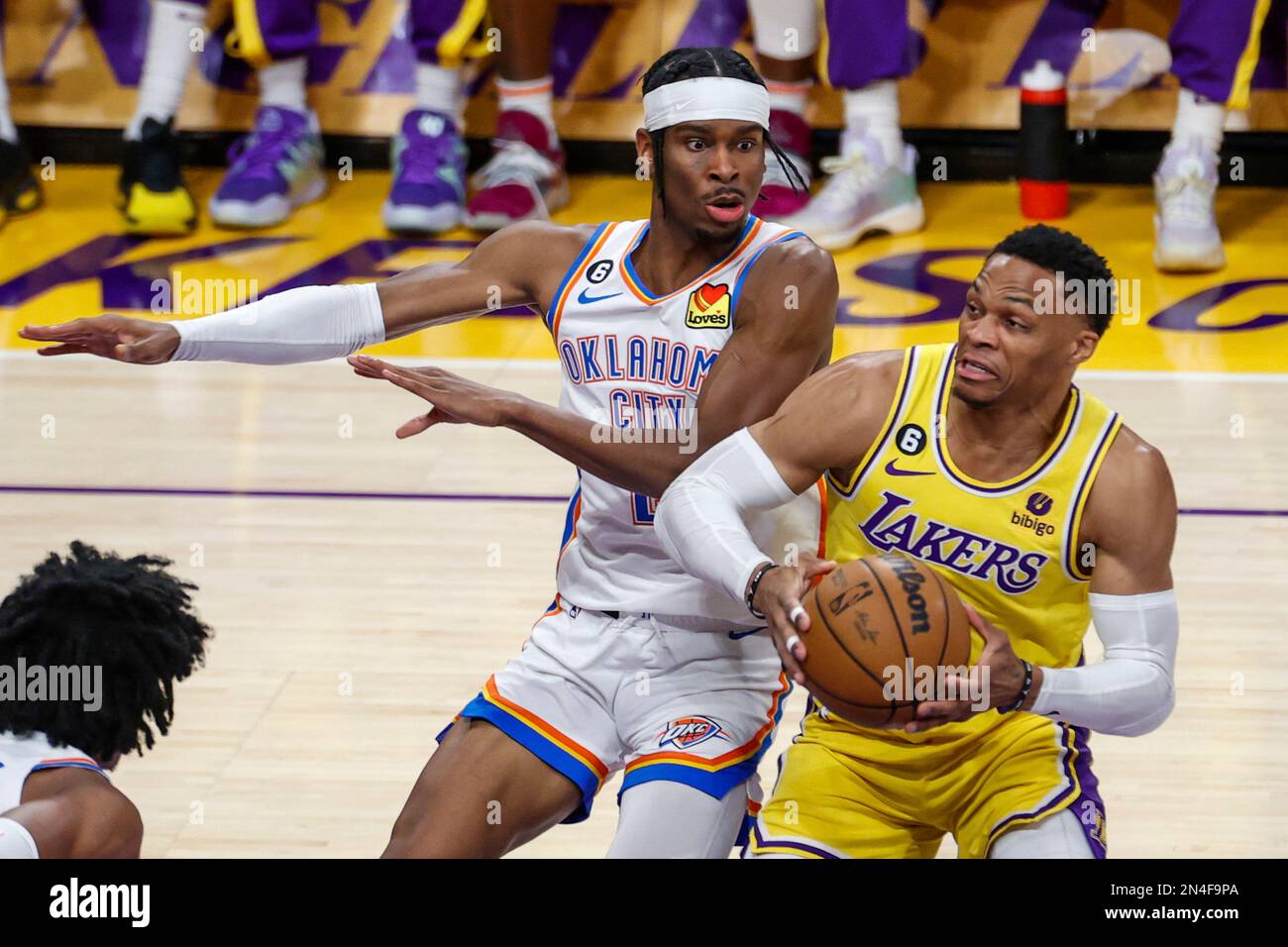 Les Lakers de Los Angeles gardent Russell Westbrook (R) contre le  Thunder-Guard d'Oklahoma City Shai Gilgeous-Alexander lors d'un match de  basket-ball de la NBA.Résultats finaux; Thunder 133:130 Lakers (photo de  Ringo Chiu /