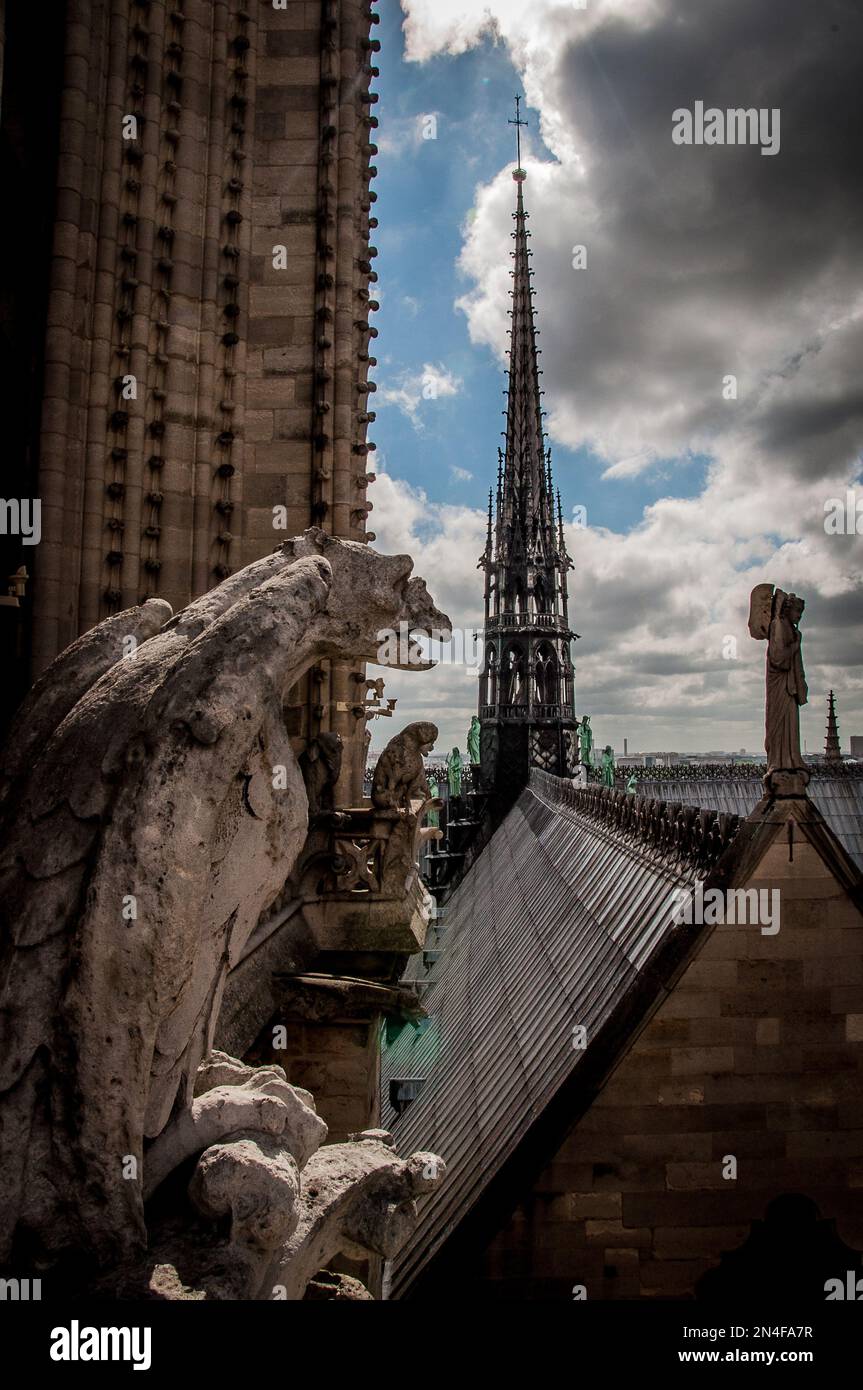 Paris en mai, quelle belle ville de France. Arts, histoire et amour.Eifelturm, monuments, Sacré coeur, notre Dame, Champs Elysées, Arc de Triomphe. Banque D'Images