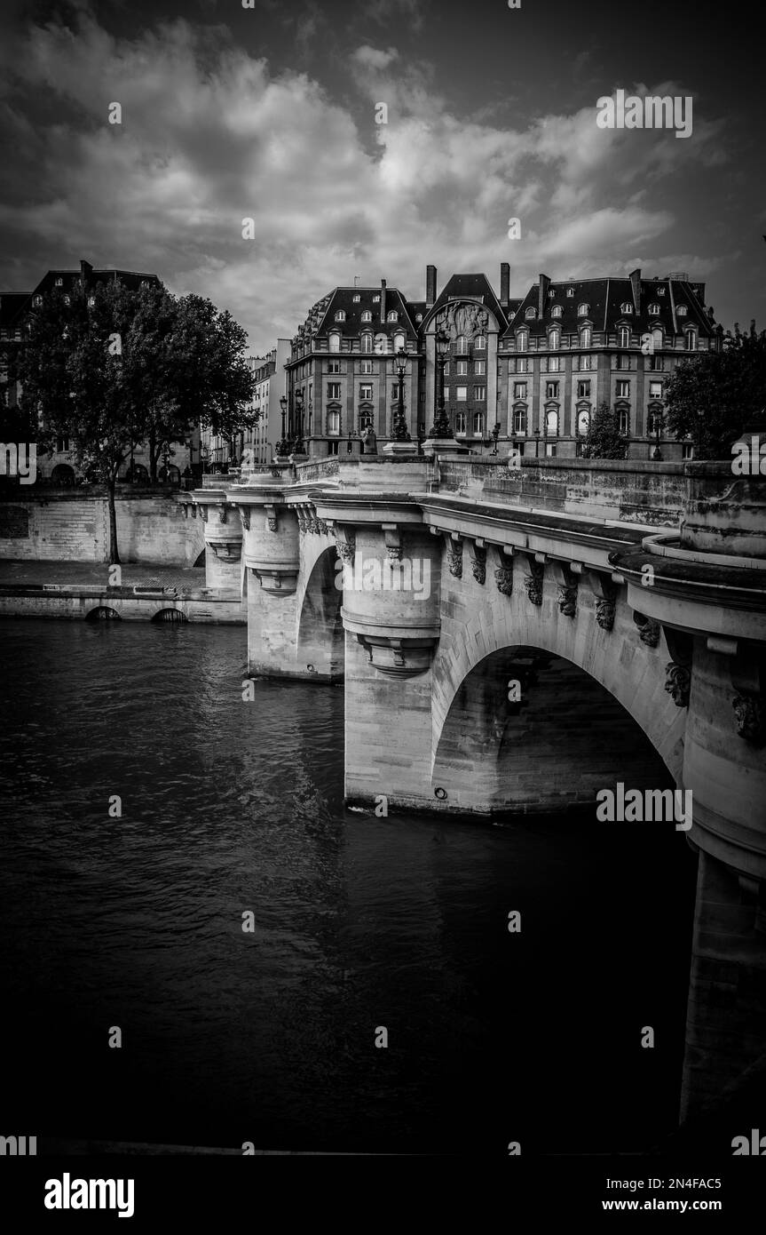 Paris en mai, quelle belle ville de France. Arts, histoire et amour.Eifelturm, monuments, Sacré coeur, notre Dame, Champs Elysées, Arc de Triomphe. Banque D'Images