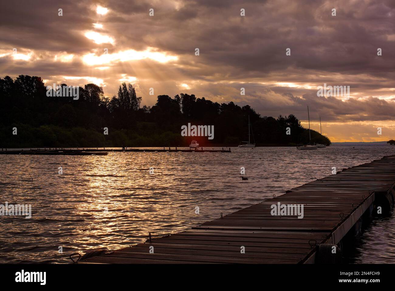 Coucher de soleil à la Poza dans le lac Villarrica, Pucon, Chili Banque D'Images