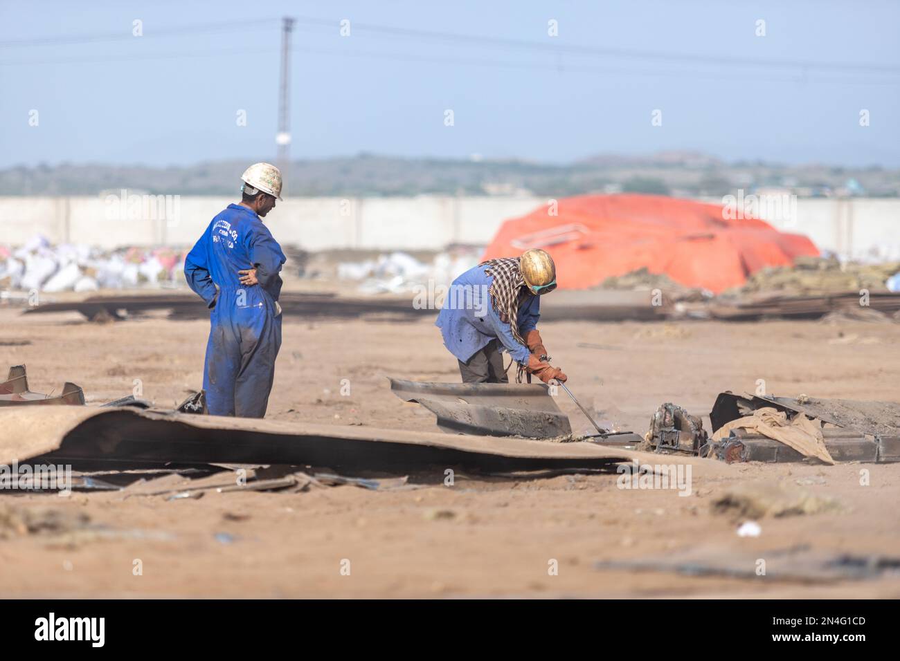 Gadani Pakistan août 2021, un travailleur portant un casque de sécurité coupant une tôle avec un arc de soudage, des travaux au chantier de bfreuillage des navires, Labor Day Pak Banque D'Images