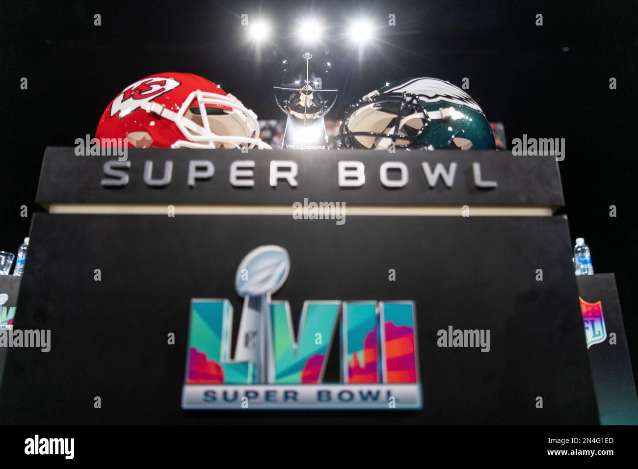 Phoenix, États-Unis. 08th févr. 2023. Super Bowl LVII, Conférence de presse Roger Goodell. Les casques des Kansas City Chiefs (l) et des Philadelphia Eagles sont sur un piédestal avant la conférence de presse avec le patron de la NFL Roger Goodell et le Vince Lombardy Trophy. Les chefs et les aigles se rencontrent dans le NFL Super Bowl. Credit: Maximilian Haupt/dpa/Alay Live News Banque D'Images