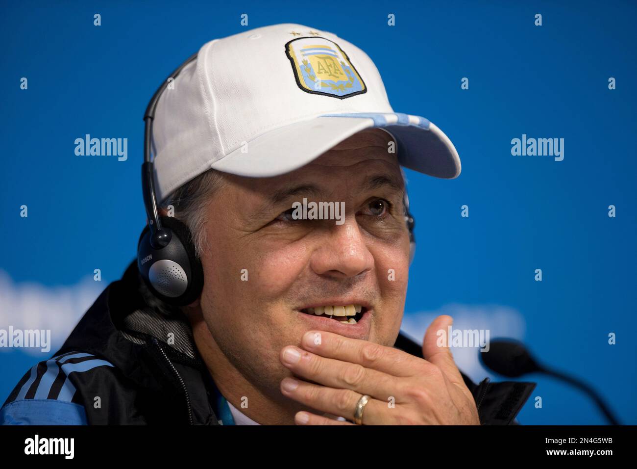 Argentina's head coach Alejandro Sabella listens to a question during a news conference at Itaquerao Stadium in Sao Paulo, Brazil, Monday, June 30, 2014. On Tuesday Argentina faces Switzerland in it's second-round match of the 2014 soccer World Cup. (AP Photo/Dario Lopez-Mills) Banque D'Images