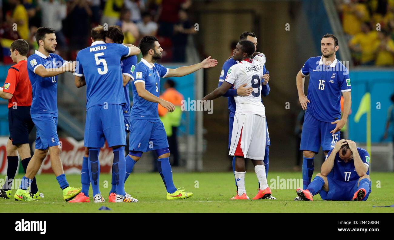 Costa Rica's Joel Campbell, center, greets Greek players after a penalty shootout at the end of the World Cup round of 16 soccer match between Costa Rica and Greece at the Arena Pernambuco in Recife, Brazil, Sunday, June 29, 2014. Costa Rica won 5-3 on penalties after the match ended 1-1. (AP Photo/Andrew Medichini) Banque D'Images