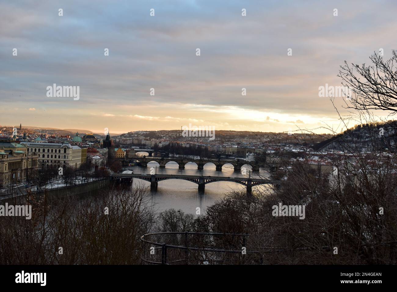 Sept ponts de Prague. Belle vue sur Prague bridge at Dusk de Letna Park. Tourné à l'heure bleue de l'Europe voyage, les visites touristiques et le tourisme. Banque D'Images