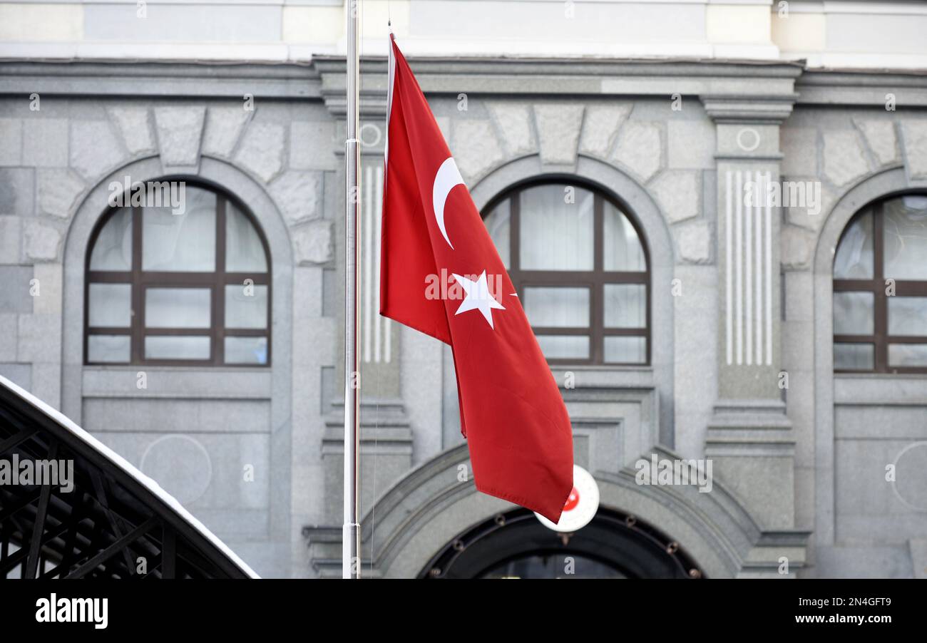 KIEV, UKRAINE - 8 FÉVRIER 2023 - Un drapeau turc est photographié à l'extérieur de l'ambassade de la République de Turquie à Kiev, capitale de l'Ukraine. Banque D'Images