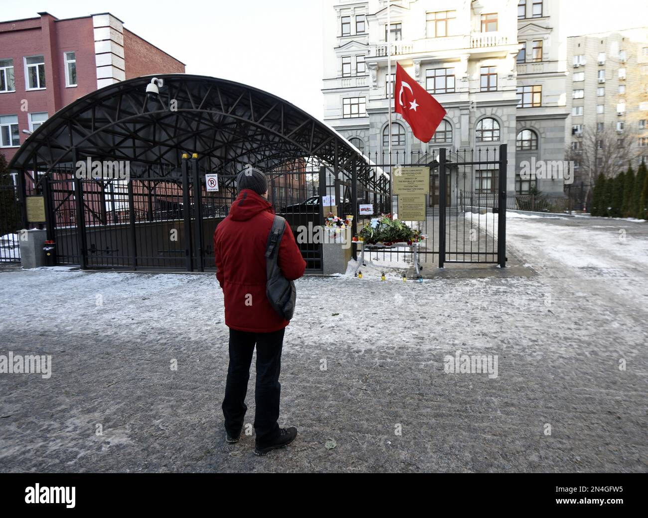 KIEV, UKRAINE - 8 FÉVRIER 2023 - Un homme rend hommage aux victimes du tremblement de terre devant l'ambassade de la République de Turquie à Kiev, capitale d'Ukra Banque D'Images