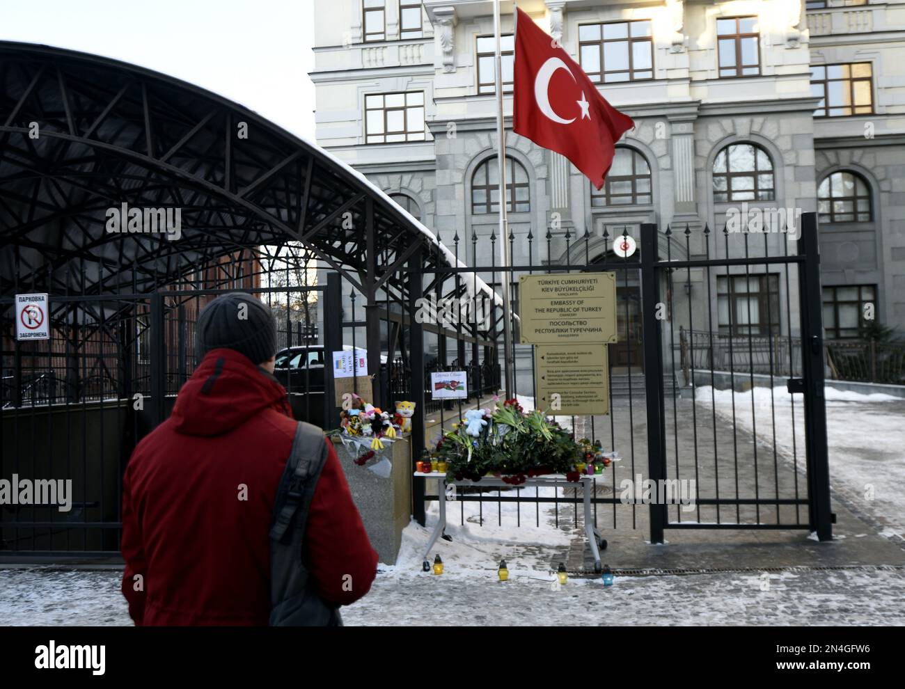 KIEV, UKRAINE - 8 FÉVRIER 2023 - Un homme rend hommage aux victimes du tremblement de terre devant l'ambassade de la République de Turquie à Kiev, capitale d'Ukra Banque D'Images