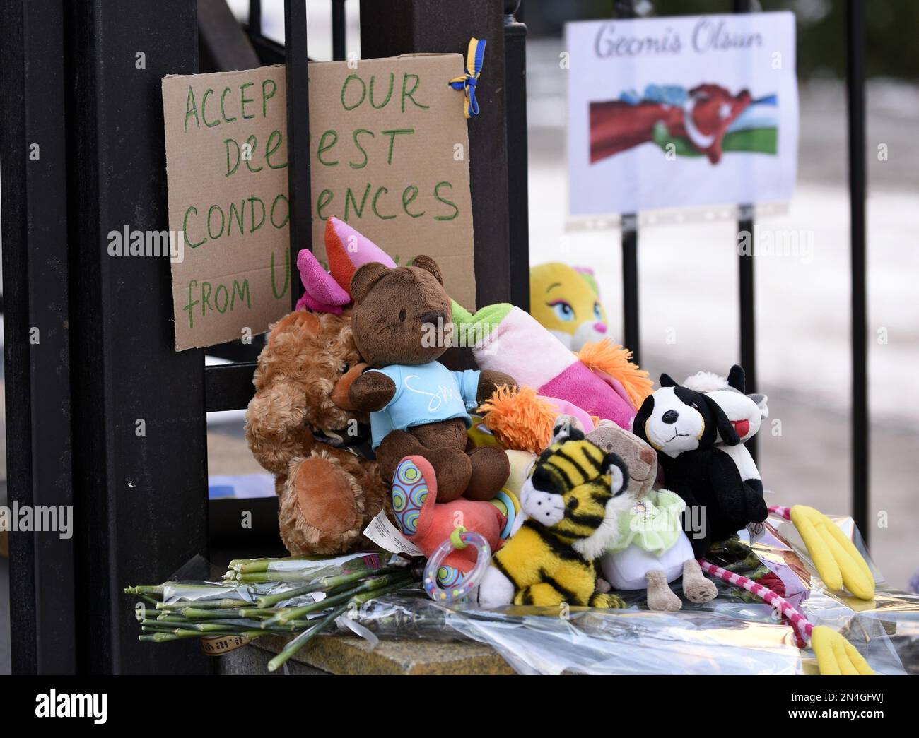 KIEV, UKRAINE - le 8 FÉVRIER 2023 - des jouets en souvenir des victimes du tremblement de terre sont vus à l'extérieur de l'ambassade de la République de Turquie à Kyi Banque D'Images