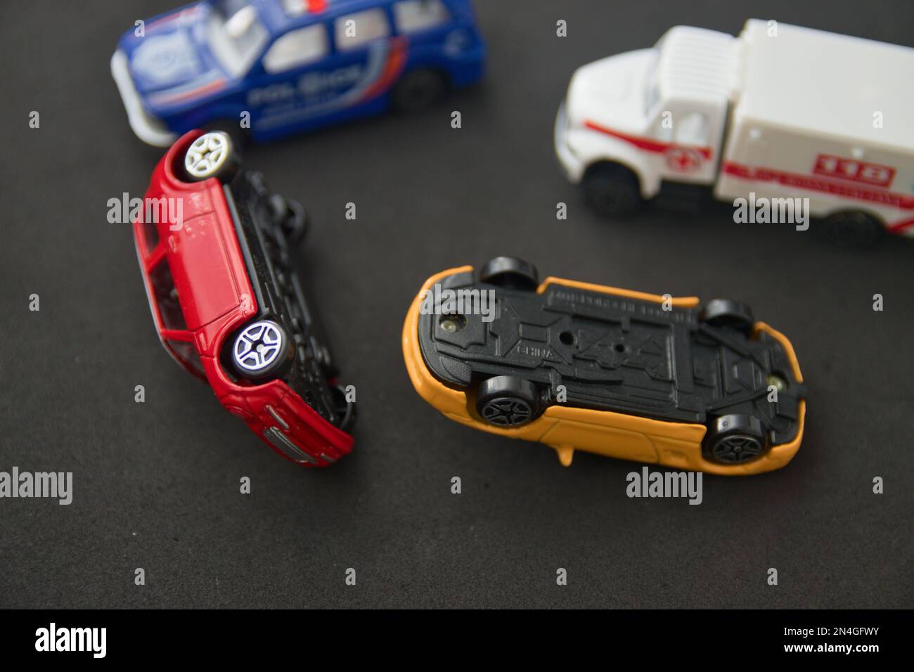 Loisirs avec des voitures miniatures d'un accident de voiture dans lequel la police et l'ambulance viennent pour aider les blessés Banque D'Images