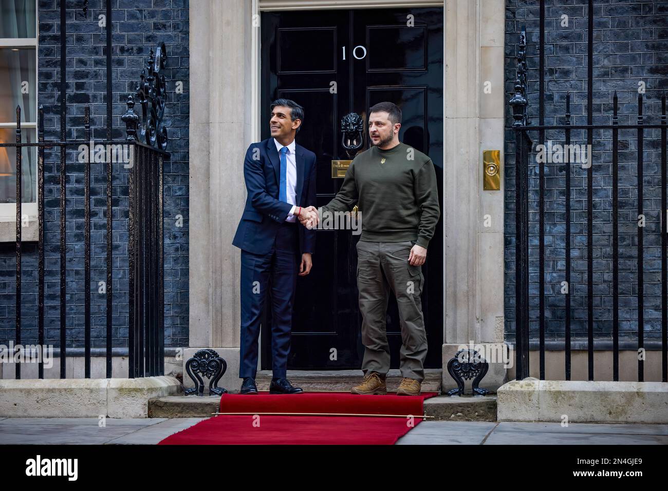 Au cours de sa visite au Royaume-Uni, le président de l’Ukraine, Volodymyr Zelensky, a rencontré le Premier ministre du Royaume-Uni, Rishi Sunak. Le chef de l'État a exprimé sa gratitude au peuple britannique et personnellement à Rishi Sunak pour avoir fourni un appui global à l'Ukraine pour contrer l'agression russe. Il a souligné que le Royaume-Uni est notre partenaire et ami fiable, devenu l'un des leaders mondiaux en aidant l'État ukrainien. "Je vous remercie pour vos efforts visant à renforcer les capacités de défense de l'Ukraine, pour l'aide humanitaire et financière. Banque D'Images