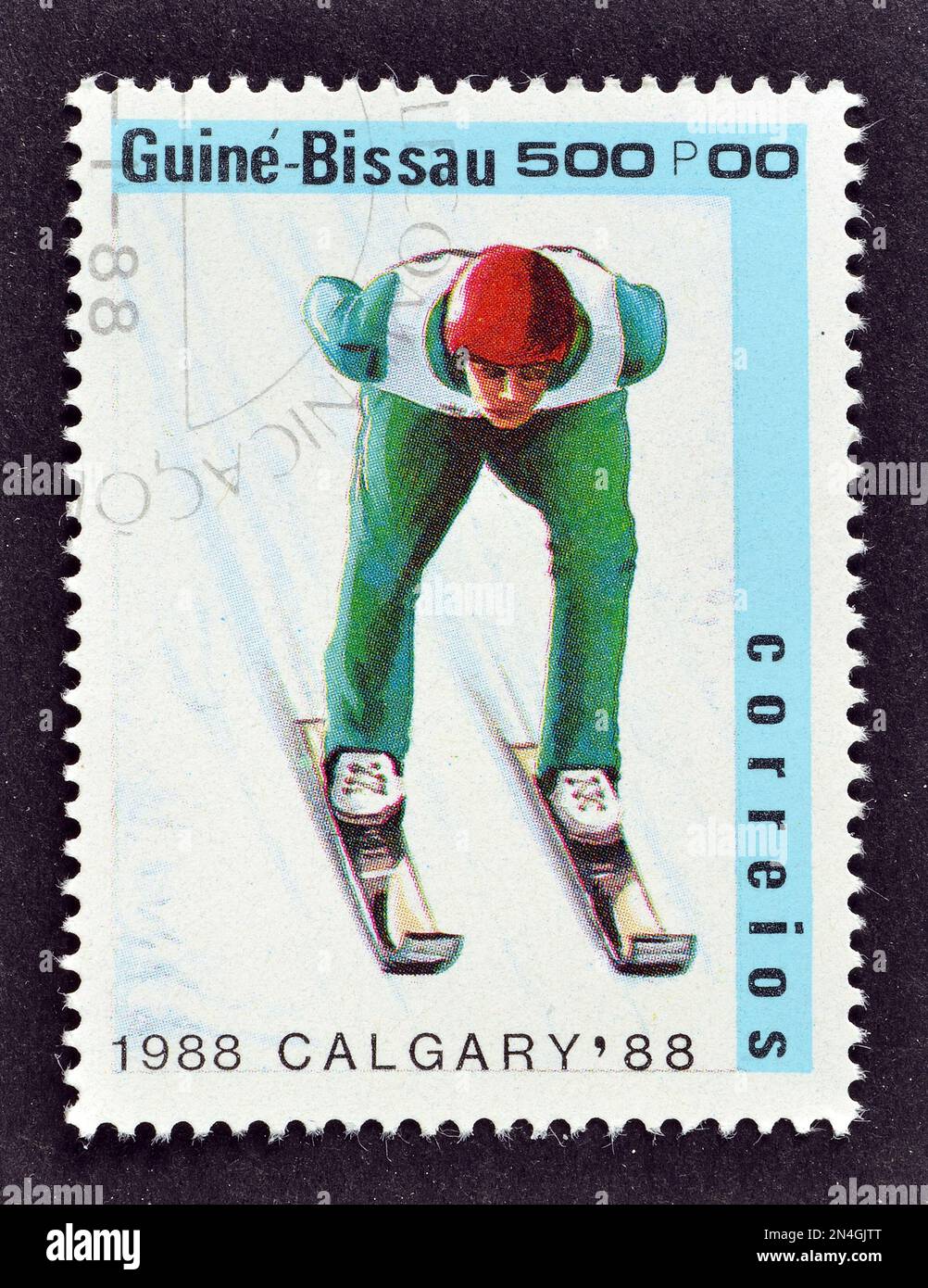 Timbre-poste annulé imprimé par la Guinée-Bissau, qui montre le saut à ski, faisant la promotion des Jeux olympiques d'hiver à Calgary, vers 1988. Banque D'Images