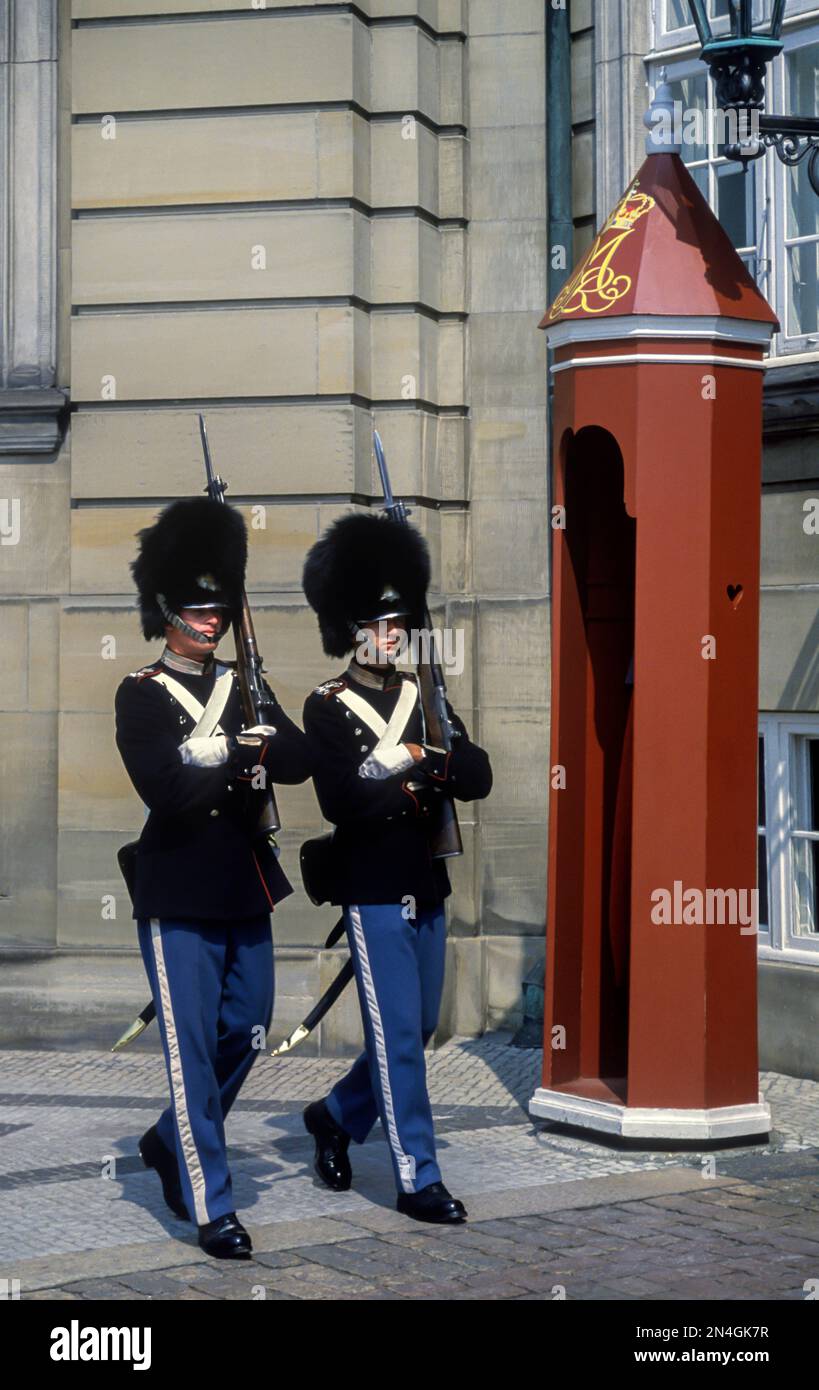 Changement de garde de sauveteurs le palais d'AMALIENBORG COPENHAGEN DANEMARK Banque D'Images