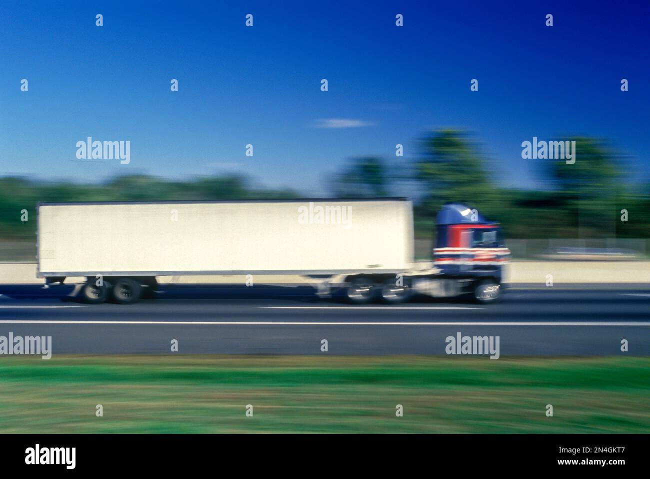 SEMI REMORQUE DE DIESEL SUR L' AUTOROUTE 95 L'AUTOROUTE NEW JERSEY USA Banque D'Images