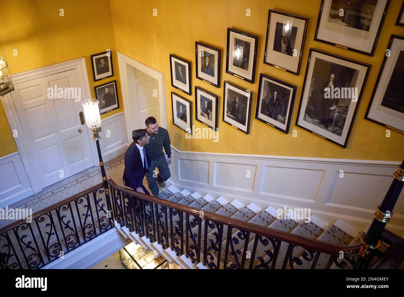 Au cours de sa visite au Royaume-Uni, le président de l’Ukraine, Volodymyr Zelensky, a rencontré le Premier ministre du Royaume-Uni, Rishi Sunak. Le chef de l'État a exprimé sa gratitude au peuple britannique et personnellement à Rishi Sunak pour avoir fourni un appui global à l'Ukraine pour contrer l'agression russe. Il a souligné que le Royaume-Uni est notre partenaire et ami fiable, devenu l'un des leaders mondiaux en aidant l'État ukrainien. "Je vous remercie pour vos efforts visant à renforcer les capacités de défense de l'Ukraine, pour l'aide humanitaire et financière. Banque D'Images