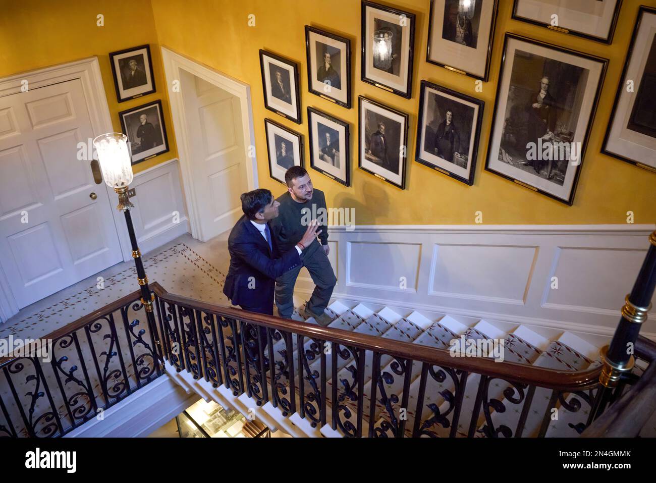 Au cours de sa visite au Royaume-Uni, le président de l’Ukraine, Volodymyr Zelensky, a rencontré le Premier ministre du Royaume-Uni, Rishi Sunak. Le chef de l'État a exprimé sa gratitude au peuple britannique et personnellement à Rishi Sunak pour avoir fourni un appui global à l'Ukraine pour contrer l'agression russe. Il a souligné que le Royaume-Uni est notre partenaire et ami fiable, devenu l'un des leaders mondiaux en aidant l'État ukrainien. "Je vous remercie pour vos efforts visant à renforcer les capacités de défense de l'Ukraine, pour l'aide humanitaire et financière. Banque D'Images