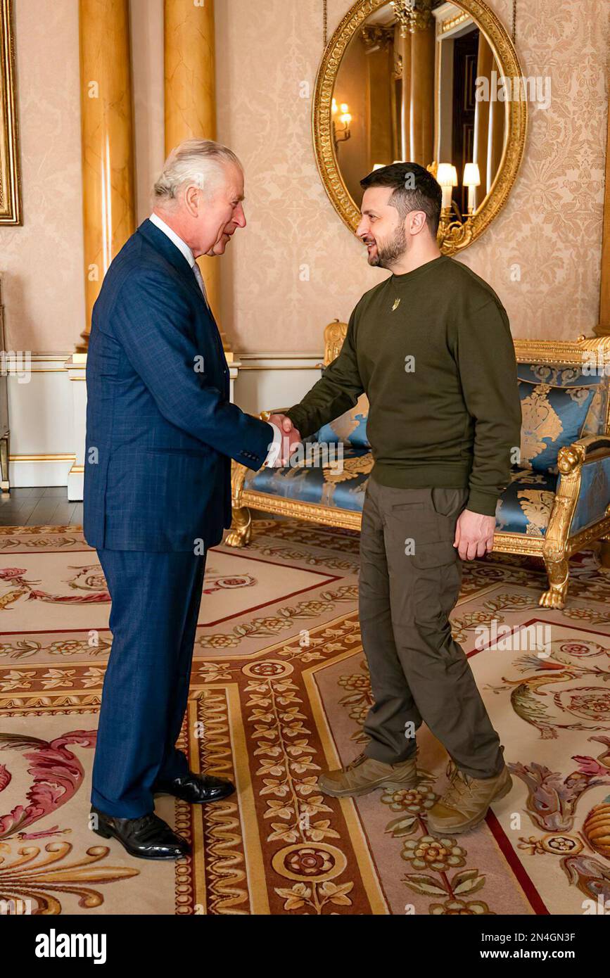 Lors d'une visite au Royaume-Uni, le président de l'Ukraine, Volodymyr Zelenskyy, a été reçu par le roi Charles III du Royaume-Uni de Grande-Bretagne et d'Irlande du Nord. Cette rencontre a été la première audience tenue par le monarque britannique avec le chef de l'État ukrainien dans l'histoire des relations entre l'Ukraine et la Grande-Bretagne. Volodymyr Zelenskyy a félicité le roi Charles III pour son accession récente au trône et a souhaité la paix et la prospérité au peuple britannique. Le Président de l'Ukraine a également exprimé sa gratitude aux Britanniques et au Gouvernement de sa Majesté. Banque D'Images