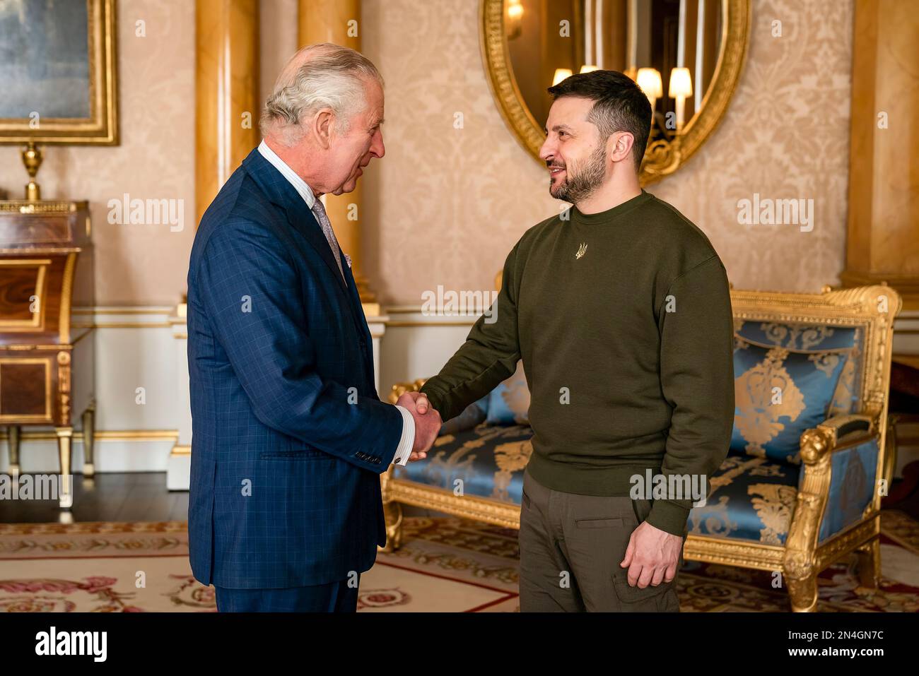 Lors d'une visite au Royaume-Uni, le président de l'Ukraine, Volodymyr Zelenskyy, a été reçu par le roi Charles III du Royaume-Uni de Grande-Bretagne et d'Irlande du Nord. Cette rencontre a été la première audience tenue par le monarque britannique avec le chef de l'État ukrainien dans l'histoire des relations entre l'Ukraine et la Grande-Bretagne. Volodymyr Zelenskyy a félicité le roi Charles III pour son accession récente au trône et a souhaité la paix et la prospérité au peuple britannique. Le Président de l'Ukraine a également exprimé sa gratitude aux Britanniques et au Gouvernement de sa Majesté. Banque D'Images