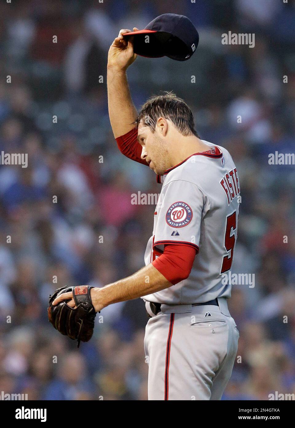 Washington Nationals starter Doug Fister wipes his face after Chicago Cubs' Anthony Rizzo hit a double during the fourth inning of a baseball game in Chicago, Thursday, June 26, 2014. (AP Photo/Nam Y. Huh) Banque D'Images
