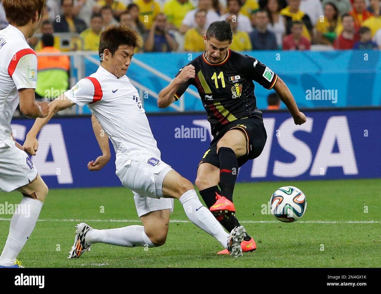 South Korea's Yun Suk-young, left, blocks a shot by Belgium's Kevin Mirallas during the group H World Cup soccer match between South Korea and Belgium at the Itaquerao Stadium in Sao Paulo, Brazil, Thursday, June 26, 2014. (AP Photo/Lee Jin-man) Banque D'Images