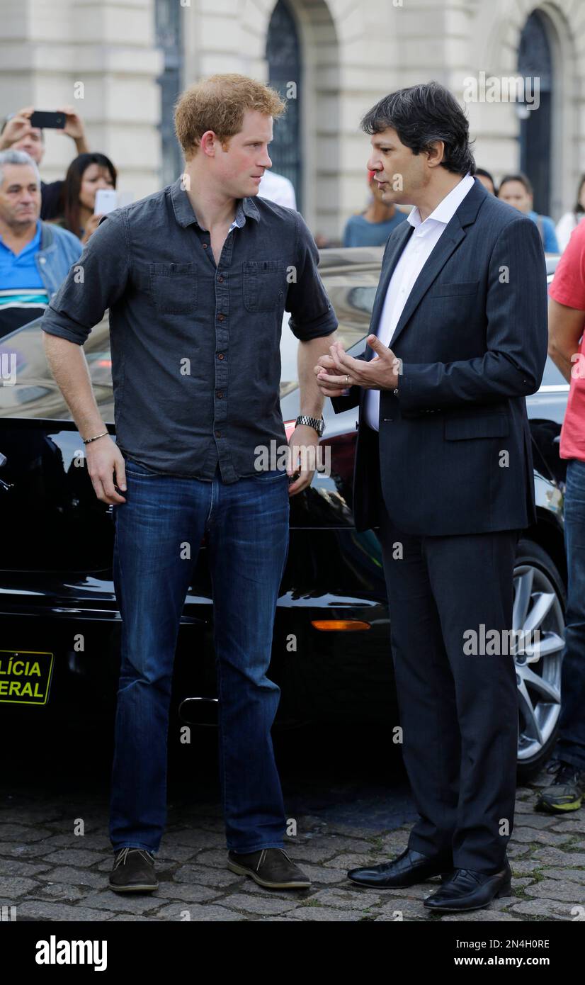 Britain's Prince Harry, left, speaks with Sao Paulo Mayor Fernando Haddad as he visits an area known as "Crackland" in Sao Paulo, Brazil, Thursday, June 26, 2014. Prince Harry is on a four-day official visit to Brazil. (AP Photo/Nelson Antoine, Pool) Banque D'Images
