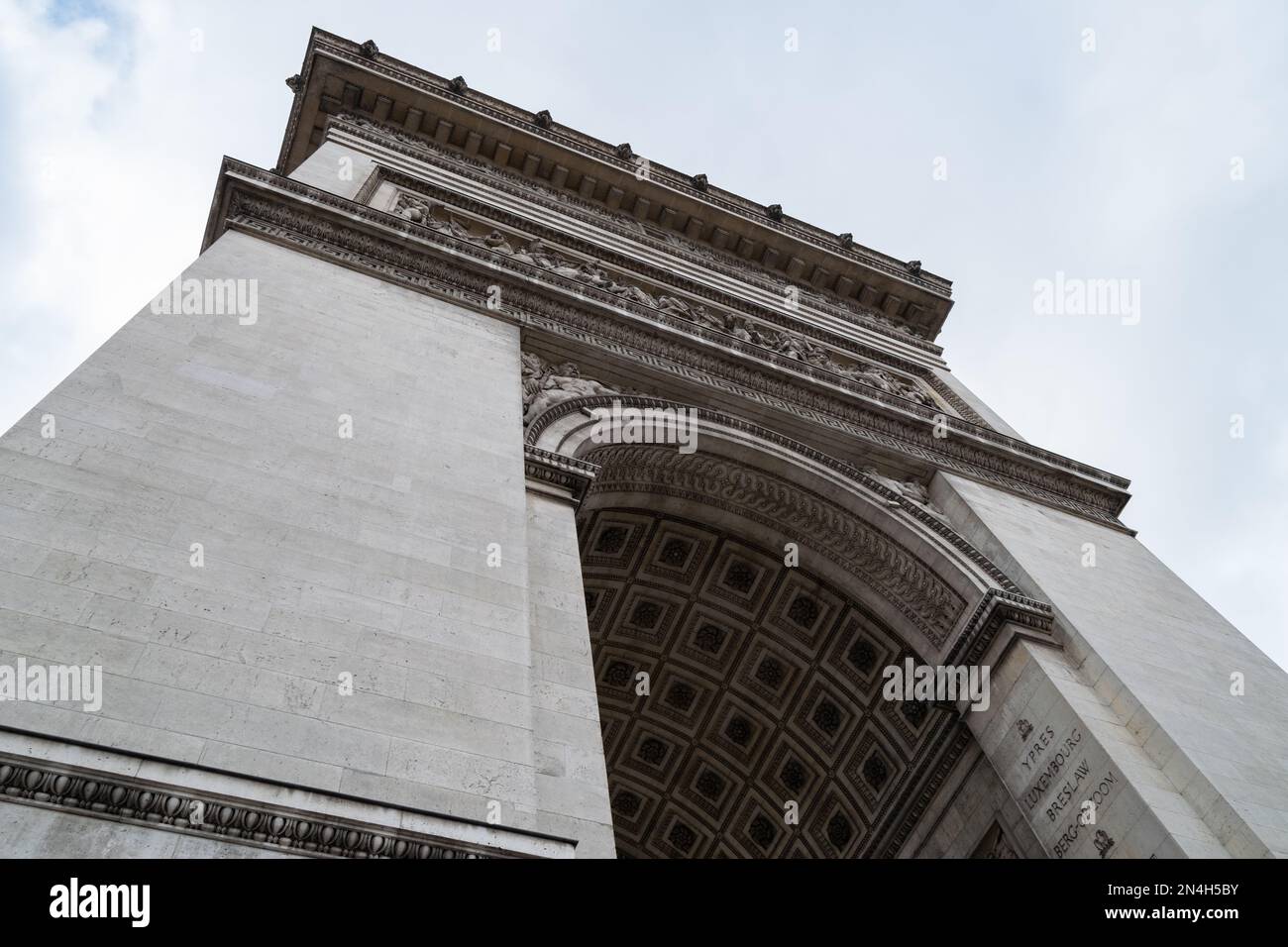Arc de Triomphe à Paris, visite de Paris, Tourisme à Paris. Grands monuments européens, style Haussmann. Place Charles de Gaulle place de l'étoile. Banque D'Images