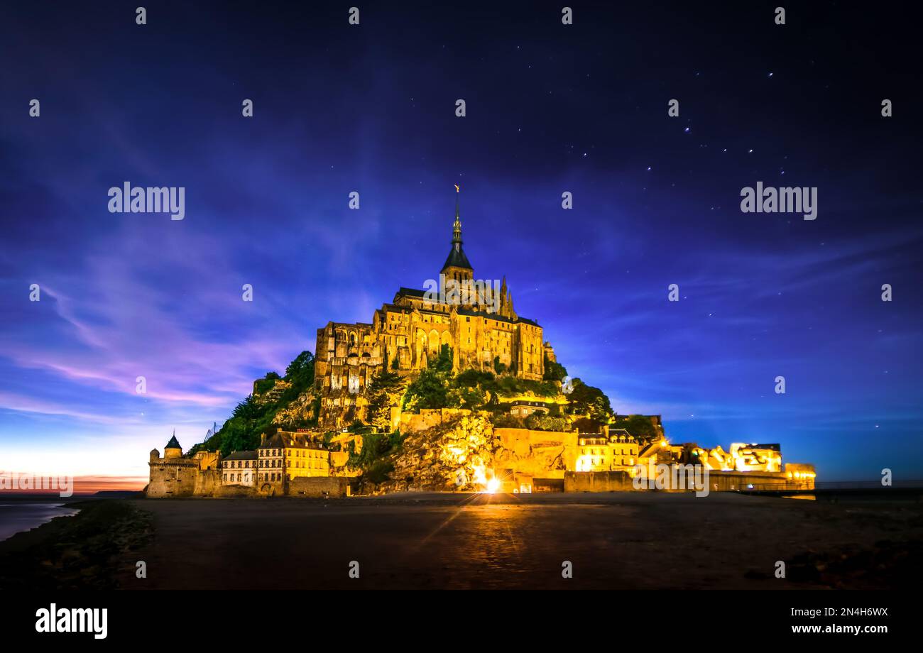 ont Saint-Michel, France vue de nuit et voie lactée étoilée dans le ciel. Construit aux XI-XVI siècles. La façade principale de l'église construite dans le 12th centur Banque D'Images