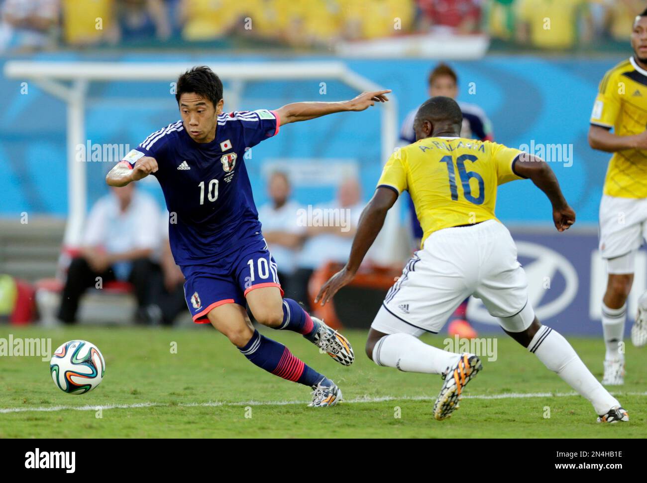 Japan's Shinji Kagawa controls the ball past Colombia's Eder Balanta during the group C World Cup soccer match between Japan and Colombia at the Arena Pantanal in Cuiaba, Brazil, Tuesday, June 24, 2014. (AP Photo/Dolores Ochoa) Banque D'Images
