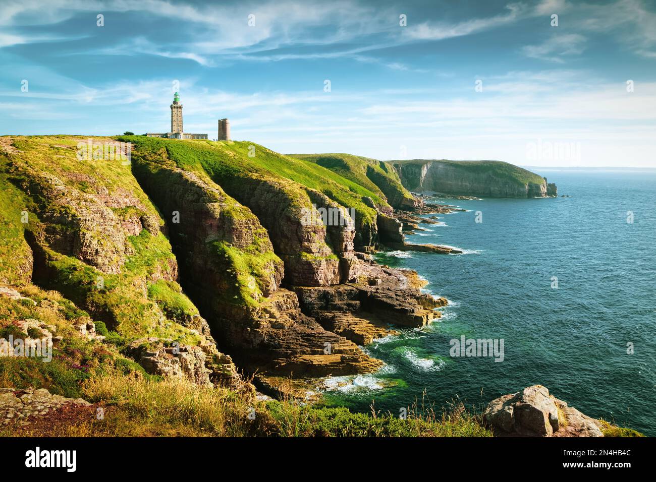 Vue panoramique du paysage côtier pittoresque traditionnel avec phare de la célèbre péninsule de Cap Fréhel sur la Côte d'Emeraude, commune de Plevenon, Lit bébé Banque D'Images