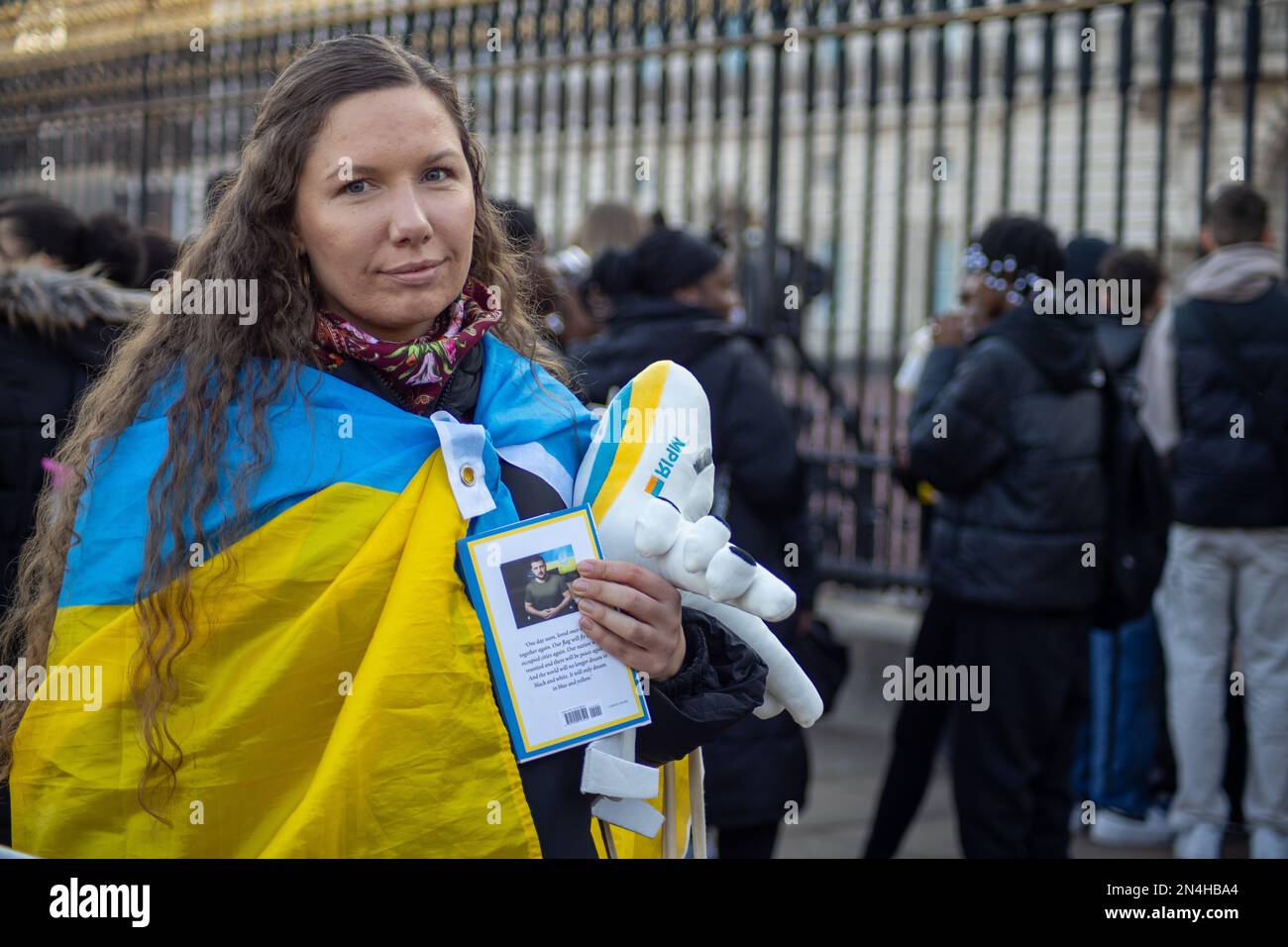 Londres, Royaume-Uni - 8 février 2023 : des foules à l'extérieur du palais de Buckingham se sont rassemblées pour voir le président Zelensky arriver pour sa première visite au Royaume-Uni depuis l'invasion russe de l'Ukraine. Credit: Sinai Noor/Alamy Live News - USAGE ÉDITORIAL SEULEMENT. Credit: Sinai Noor/Alay Live News Banque D'Images