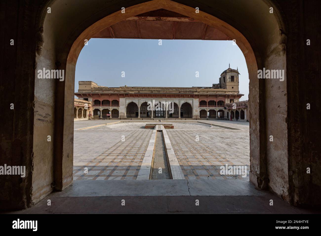 Façade vue de Sheesh Mahal à travers son arcade à Lahore Pakistan Banque D'Images